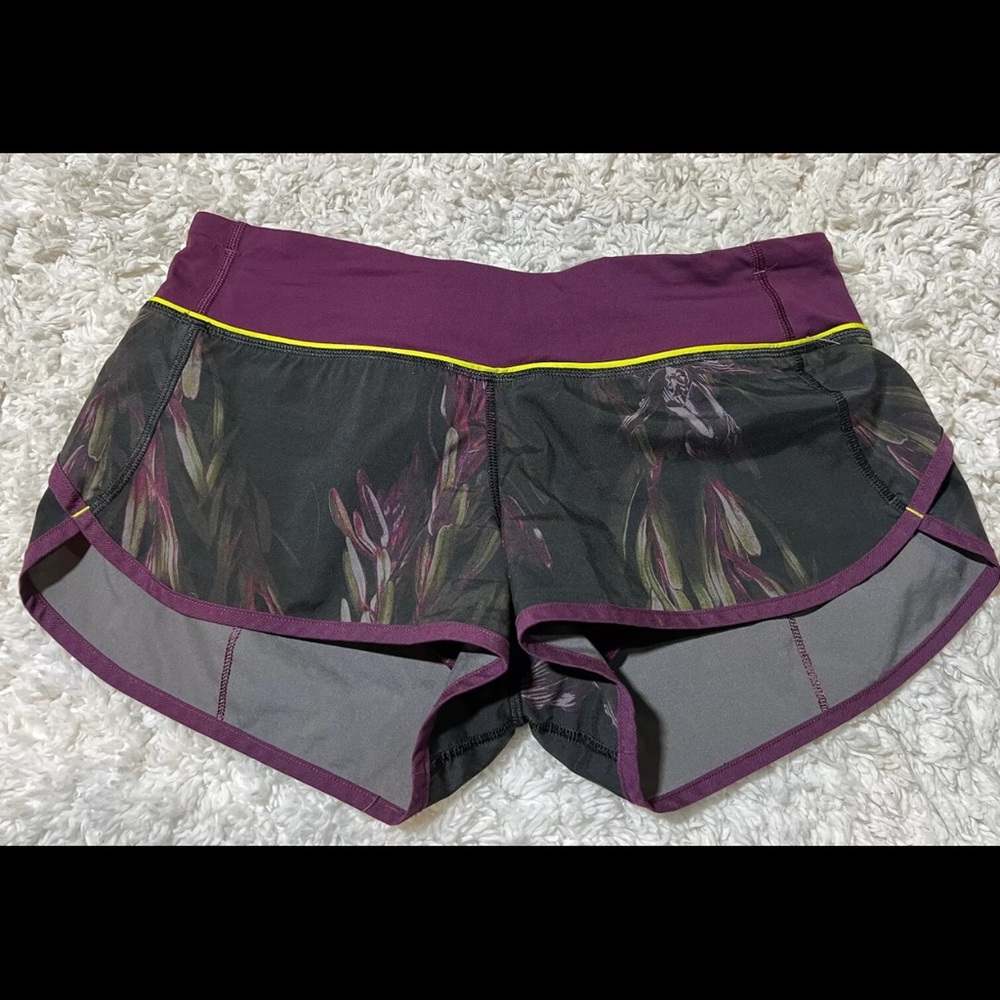 LULULEMON 
SPEED SHORTS 
Midnight Iris Multi / Plum